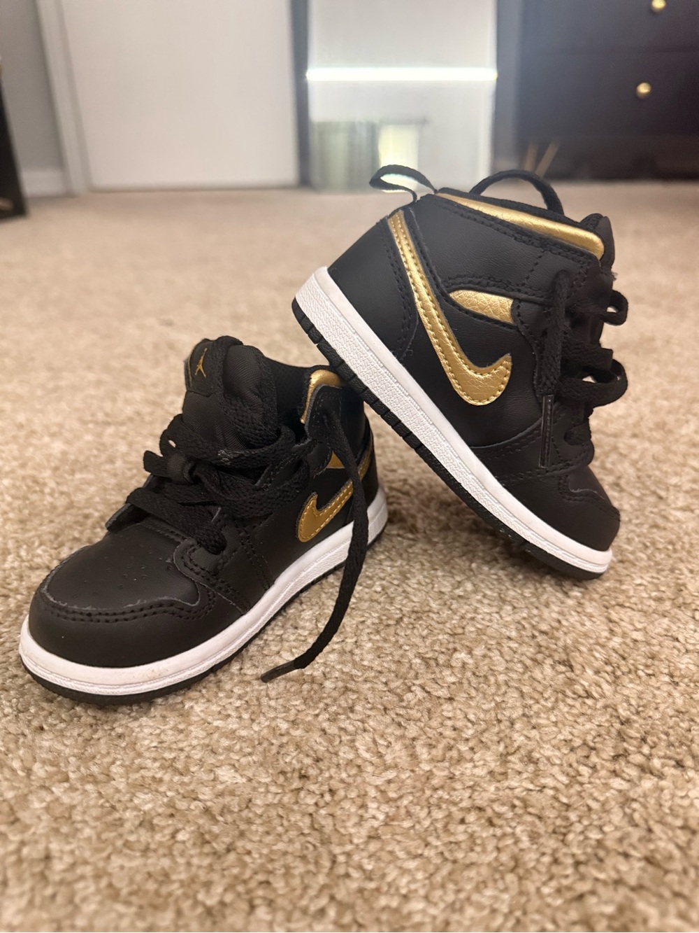 Nike Kids Black and Gold Low-Top Sneakers